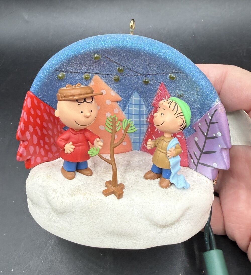 Hallmark Peanuts Just the Right Tree Magic Christmas Ornament No Box -Lo29